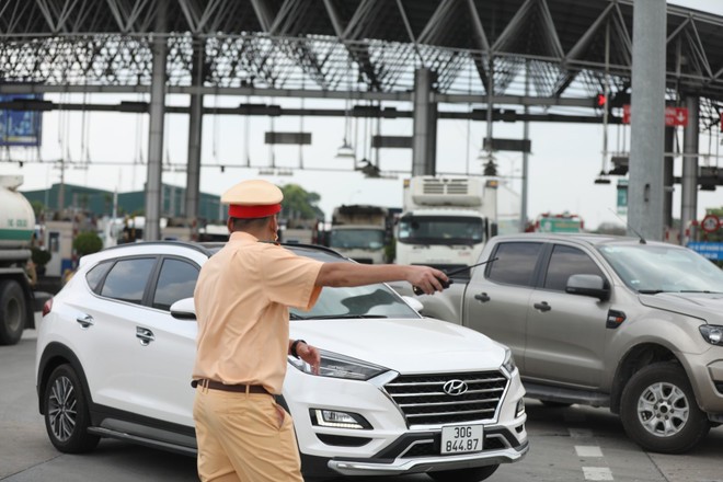 Kiểm tra công tác phòng, chống dịch tại các chốt ra, vào Hà Nội ảnh 1