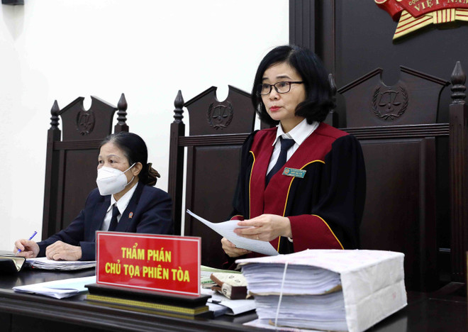 Thẩm phán, Chủ tọa Phiên tòa Trần Thị Tâm tuyên án các bị cáo. (Ảnh: Phạm Kiên/TTXVN) Tuyên phạt bị cáo Mai Phan Lợi 48 tháng tù về tội "Trốn thuế" ảnh 2