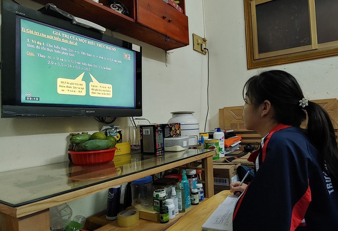 Học sinh học qua truyền hình tại nhà. (Ảnh: Nguyễn Cúc/TTXVN) Thành phố Hồ Chí Minh kéo dài thời gian nghỉ học của học sinh đến 3/5 ảnh 1