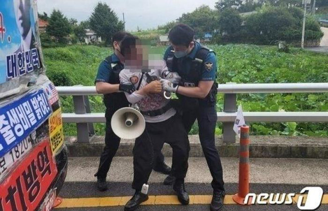 Hàn Quốc bắt giữ người biểu tình bên ngoài nhà riêng ông Moon Jae-in ảnh 1