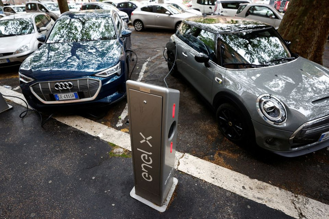 Xe điện tại một điểm sạc ở thủ đô Roma của Italy. (Ảnh: Reuters) EU thông qua luật cấm bán ôtô sử dụng năng lượng hóa thạch từ năm 2035 ảnh 1