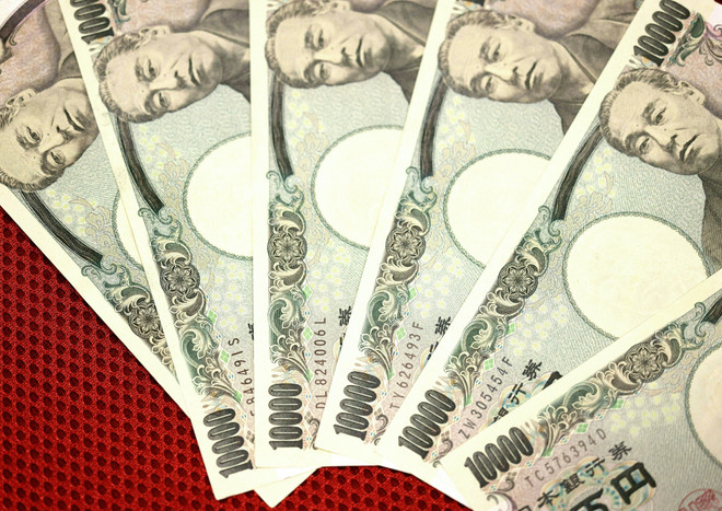 Đồng tiền mệnh giá 10.000 tại Tokyo, Nhật Bản. (Ảnh: AFP/TTXVN) Nhật Bản hạ dự báo tăng trưởng kinh tế, giữ nguyên lãi suất cơ bản ảnh 1