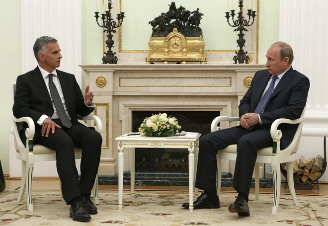 Tổng thống Nga Putin (phải) thảo luận với Chủ tịch OSCE, Tổng thống Thụy Sĩ Didier Burkhalter về cách thức giải quyết khủng hoảng Ukraine. (Ảnh: AFP/TTXVN) Nga: Lực lượng ly khai Ukraine cần theo lộ trình của OSCE ảnh 1