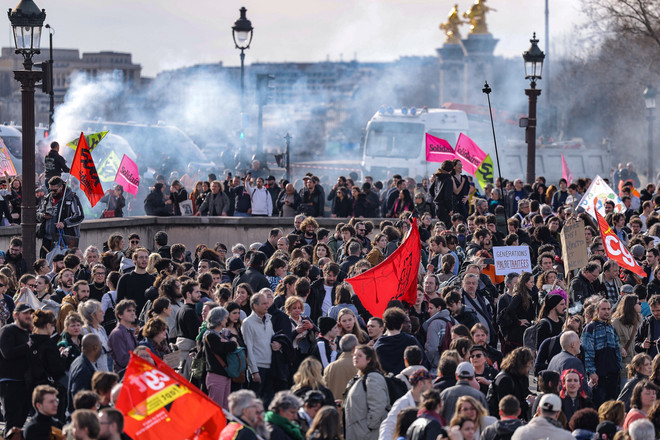 Người dân tham gia biểu tình phản đối cải cách chế độ hưu trí tại Paris, Pháp, ngày 16/3/2023. (Ảnh: AFP/TTXVN) Pháp đối phó với làn sóng biểu tình mới phản đối cải cách hưu trí ảnh 1