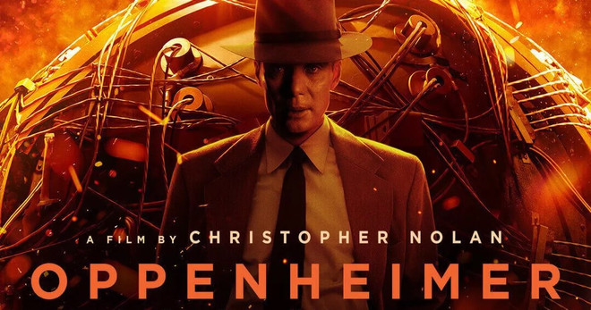 Poster của bộ phim Oppenheimer. (Nguồn: Universal Pictures) Bộ phim về cha đẻ bom nguyên tử "Oppenheimer" tiếp tục hút khán giả ảnh 1