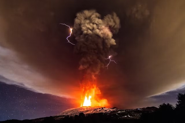 Italy: Núi lửa Etna “thức giấc,” các sân bay trên đảo Sicily đóng cửa ảnh 1