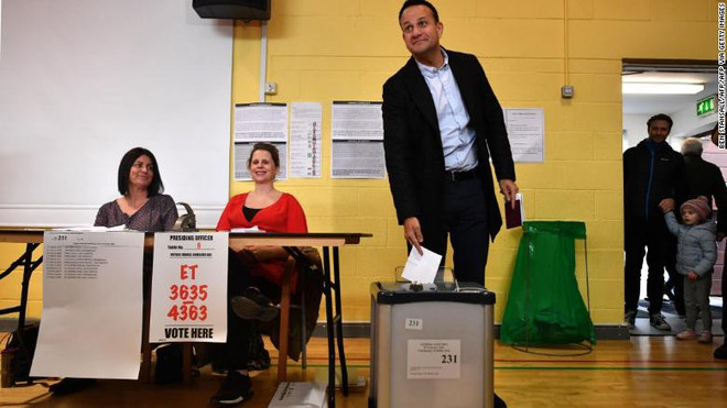 Thủ tướng Ireland Leo Varadkar tham gia bỏ phiếu. (Ảnh: AFP/Getty) Thủ tướng Ireland từ chức giữa những bế tắc chính trị ảnh 1