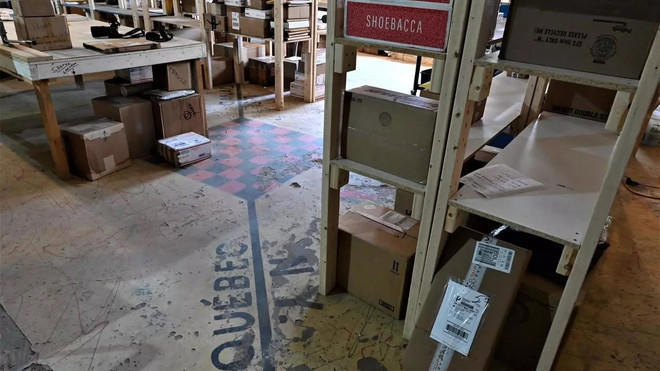 Độc đáo dịch vụ chuyển hàng qua ngôi nhà nằm giữa biên giới Mỹ-Canada ảnh 1