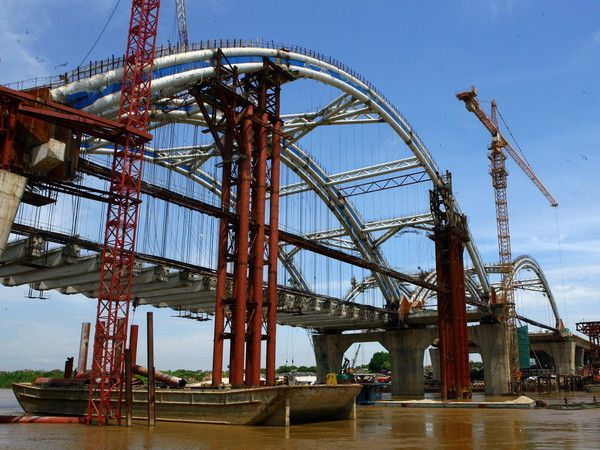 Cầu Đông Trù bắc qua sông Đuống dự kiến hoàn thành vào cuối tháng Chín ảnh 1