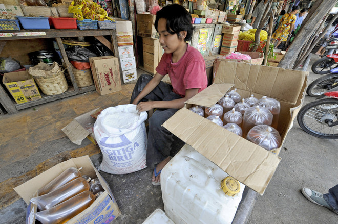 Indonesia tăng nguồn cung dầu ăn trước tháng ăn chay Ramadan ảnh 1