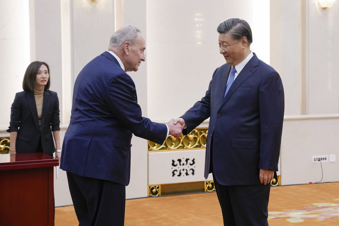 Chủ tịch Trung Quốc Tập Cận Bình tiếp Thượng nghị sỹ Mỹ Chuck Schumer. (Ảnh: AP) Chủ tịch Tập Cận Bình khẳng định tầm quan trọng của quan hệ Trung-Mỹ ảnh 1