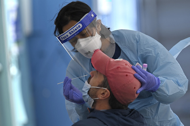 Lấy mẫu xét nghiệm COVID-19 cho người dân tại Sydney, Australia ngày 17/7/2021. (Ảnh: AFP/TTXVN) Australia gia hạn phong tỏa phòng COVID-19: Sự thận trọng cần thiết ảnh 2
