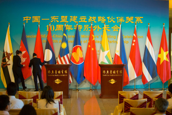 Quốc kỳ Trung Quốc và các nước thành viên ASEAN. (Ảnh: AFP) ASEAN-Trung Quốc mở ra chương mới cho phát triển và thịnh vượng chung ảnh 1