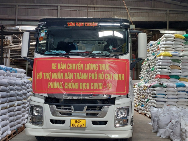 Chuyến xe vận chuyển lương thực ủng hộ Thành phố Hồ Chí Minh. (Ảnh: Thanh Hòa/TTXVN) Gấp rút tìm phương án điều phối nông sản, thực phẩm khu vực phía Nam ảnh 3