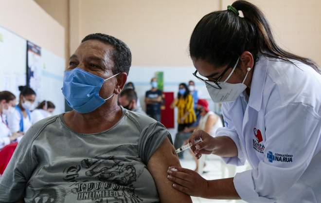 Người dân được tiêm vaccine ngừa COVID-19 tại Sao Paulo, Brazil ngày 30/3/2021. (Ảnh: AFP/TTXVN) Brazil thử nghiệm tiêm mũi vaccine COVID-19 tăng cường thứ 3 ảnh 1