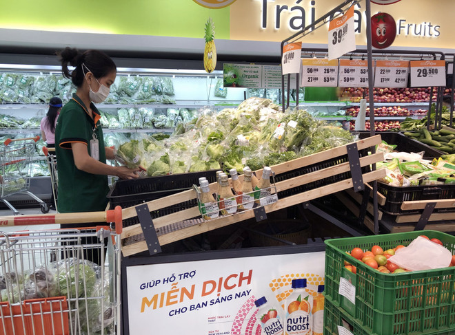 Các mặt hàng thực phẩm tại một siêu thị ở Thành phố Hồ Chí Minh. (Ảnh: Mỹ Phương/TTXVN) Gấp rút tìm phương án điều phối nông sản, thực phẩm khu vực phía Nam ảnh 1
