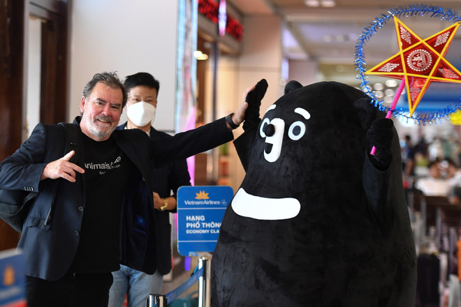 Vietnam Airlines và Animals Asia tặng quà bất ngờ dịp Trung Thu ảnh 4
