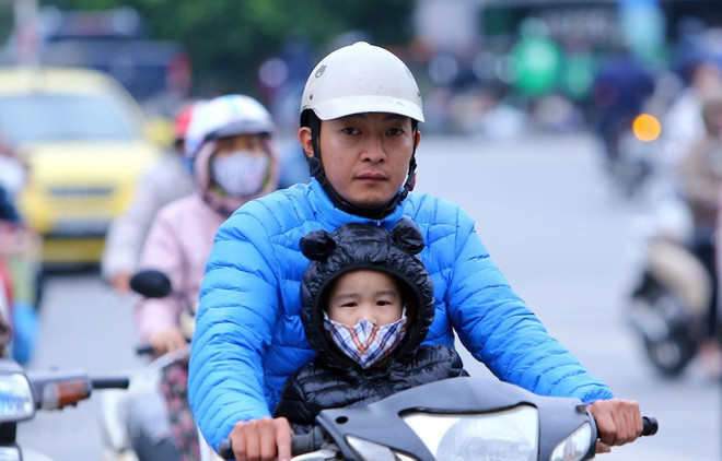 Không khí lạnh ảnh hưởng đến thủ đô Hà Nội. (Ảnh: Danh Lam/TTXVN) Không khí lạnh ảnh hưởng đến thủ đô Hà Nội về sáng và đêm ảnh 1