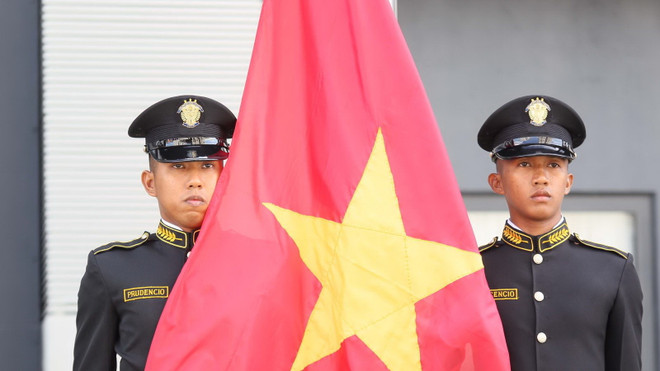 Quốc kỳ Việt Nam được kéo lên trong lễ thượng cờ. (Ảnh: TTXVN) Đoàn Việt Nam đặt mục tiêu giành 65 huy chương Vàng SEA Games ảnh 1