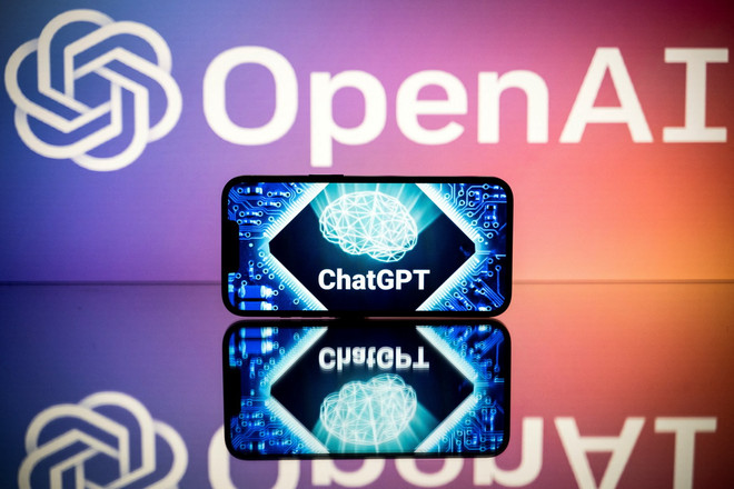 Biểu tượng OpenAI và ứng dụng ChatGPT. (Ảnh: AFP/TTXVN) ai-nguon-mo-3-4231.jpg
