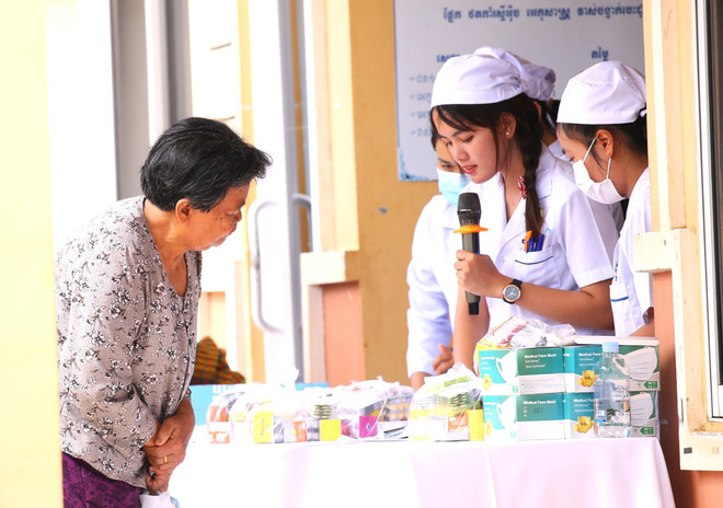 Khám chữa bệnh miễn phí, tặng quà cho người dân Tây Bắc Campuchia ảnh 2