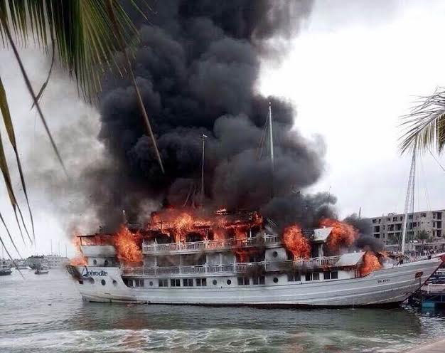 Cháy tàu du lịch tại Quảng Ninh, 37 du khách được cứu kịp thời ảnh 3