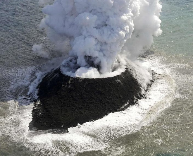 Nhật Bản phát hiện một hòn đảo mới do núi lửa ngầm phun trào ảnh 1