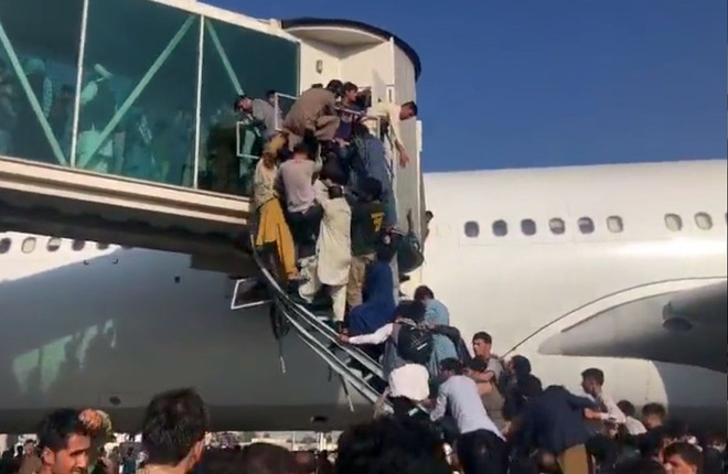 Afghanistan: Mỹ tạm dừng các chuyến bay sơ tán từ sân bay Kabul ảnh 1