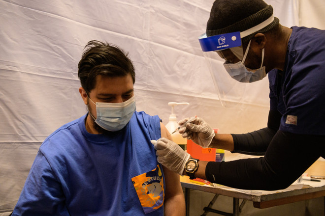 Nhân viên y tế tiêm vaccine ngừa COVID-19 cho người dân tại New York, Mỹ ngày 12/5/2021. (Ảnh: AFP/TTXVN) Nỗ lực tìm ra những "ẩn số" đối với nhóm người mắc "Long COVID" ảnh 1