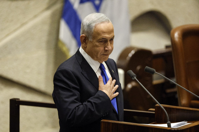 Thủ tướng Israel Benjamin Netanyahu công bố danh sách nội các mới trước Quốc hội ở Jerusalem, ngày 29/12/2022. (Ảnh: AFP/TTXVN) Israel thành lập chính phủ liên minh do ông Netanyahu làm Thủ tướng ảnh 1