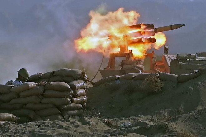 Quân đội Iran chuẩn bị tập trận gần eo biển chiến lược Hormuz ảnh 1