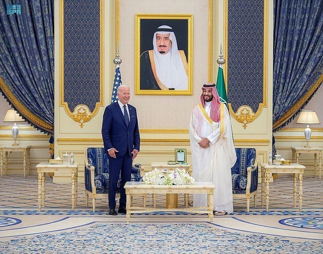 Thái tử Saudi Arabia Mohammed bin Salman Al Saud (phải) trong cuộc gặp Tổng thống Mỹ Joe Biden đang ở thăm Jeddah, ngày 15/7/2022. (Ảnh: SPA/TTXVN) Saudi Arabia, Mỹ chia sẻ tầm nhìn về Trung Đông ổn định và thịnh vượng ảnh 1