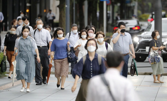 Người dân đeo khẩu trang phòng dịch COVID-19 tại Tokyo, Nhật Bản, ngày 13/7/2022. (Ảnh: Kyodo/TTXVN) Nhật Bản ghi nhận số ca COVID-19 theo ngày cao nhất từ trước đến nay ảnh 1