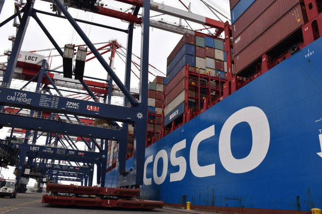 Tàu container của Trung Quốc neo tại cảng Long Beach ở California, Mỹ, ngày 20/8/2021. (Ảnh: THX/TTXVN) Mỹ cân nhắc áp thuế hàng hóa Trung Quốc nếu đàm phán không tiến triển ảnh 1