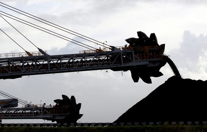 Hoạt động khai thác tại một mỏ than ở Newcastle, Australia. (Ảnh: Reuters) Trung Quốc cân nhắc nối lại nhập khẩu than của Australia ảnh 1