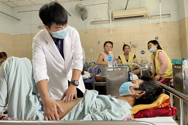 Lấy thành công cây đinh vít dài 15cm cắm trong dạ dày bệnh nhân ảnh 2