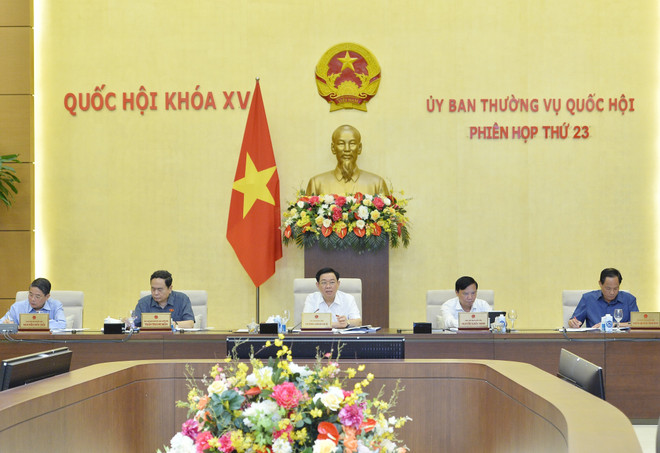 Chủ tịch Quốc hội Vương Đình Huệ chủ trì Phiên họp thứ 23 của Ủy ban Thường vụ Quốc hội. (Ảnh: Minh Đức/TTXVN) Ủy ban Thường vụ Quốc hội cho ý kiến về giảm thuế giá trị gia tăng ảnh 1