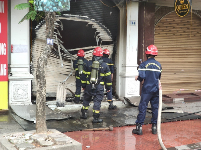 Lực lượng chức năng tham gia chữa cháy. (Ảnh: Hoàng Ngọc/TTXVN) Vụ cháy tại số 144 Văn Cao, Hải Phòng: Xác định 3 nạn nhân thiệt mạng ảnh 1