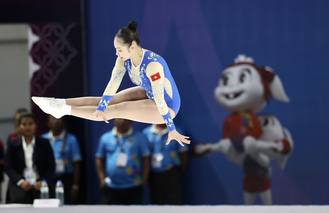 Vận động viên Trần Hà Vi thi nội dung Đơn nữ và giành Huy chương Vàng. (Ảnh: Hoàng Linh/TTXVN) Cú đúp HCV của đội tuyển Aerobic Việt Nam "mở hàng" ngày thi đấu 13/5 ảnh 2