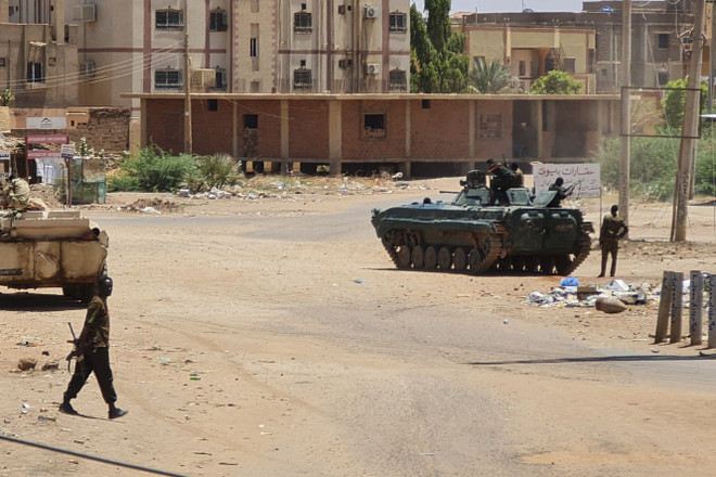 Binh sỹ quân đội Sudan gác trên một đường phố ở Khartoum, ngày 6/5/2023. (Ảnh: AFP/TTXVN) Chưa thể thống nhất về lệnh ngừng bắn, giao tranh tiếp diễn tại Sudan ảnh 1