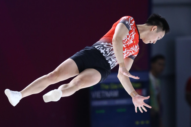 Vận động viên Phan Thế Gia Hiển giành Huy chương Vàng đầu tiên cho Đội tuyển Aerobic Việt Nam tại SEA Games 32. (Ảnh: Hoàng Linh/TTXVN) Cú đúp HCV của đội tuyển Aerobic Việt Nam "mở hàng" ngày thi đấu 13/5 ảnh 1