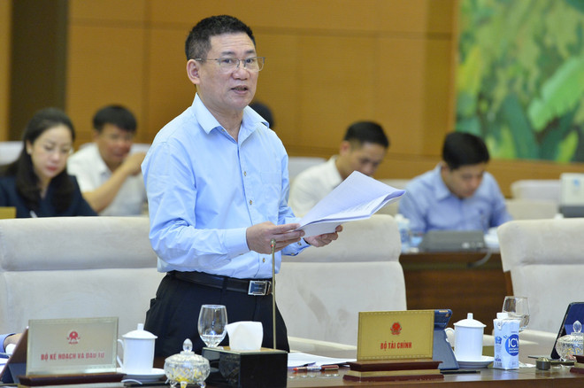 Bộ trưởng Bộ Tài chính Hồ Đức Phớc trình bày tờ trình. (Ảnh: Minh Đức/TTXVN) Ủy ban Thường vụ Quốc hội cho ý kiến về giảm thuế giá trị gia tăng ảnh 2