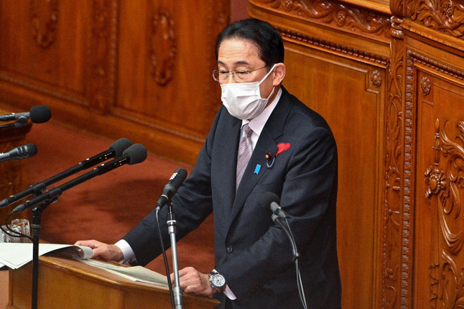 Thủ tướng Nhật Bản Fumio Kishida phát biểu tại phiên họp Quốc hội ở Tokyo ngày 11/10/2021. (Ảnh: AFP/TTXVN) Nhật Bản: Tân Thủ tướng Kishida giải tán Hạ viện, tổ chức tuyển cử ảnh 1