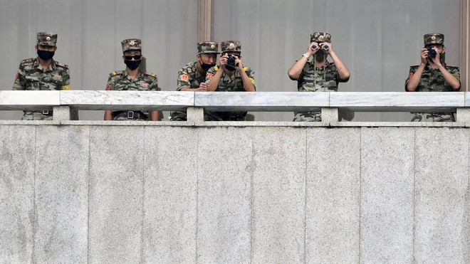 Binh sỹ Triều Tiên đeo khẩu trang phòng sự lây lan của dịch COVID-19. (Ảnh: Reuters) Quân đội Triều Tiên tăng cường kiểm soát dịch tại khu vực ven biển ảnh 1