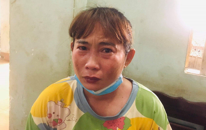 Đối tượng Linh bị lực lượng công an bắt giữ. (Ảnh: TTXVN phát) Bình Phước: Bắt giữ đối tượng trốn truy nã về tội chiếm đoạt tài sản ảnh 1
