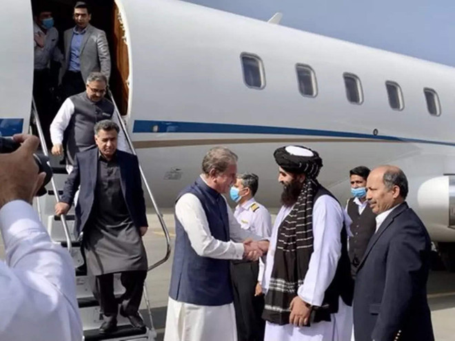 Các quan chức Taliban đón Ngoại trưởng Pakistan Shah Mahmood Qureshi tại sân bay thủ đô Kabul. (Nguồn: nation.com.pk) Ngoại trưởng Pakistan đến Kabul đàm phán với chính quyền Taliban ảnh 1
