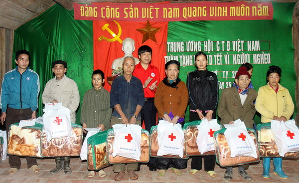 Ủng hộ phong trào Tết vì người nghèo và nạn nhân da cam ảnh 1