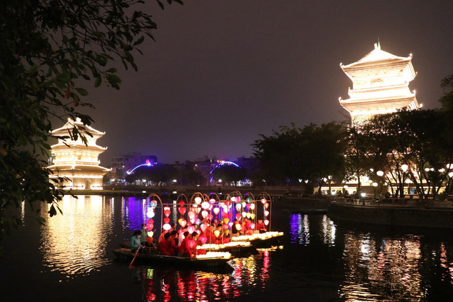Hoạt động chèo thuyền trong khuôn viên công viên Kỳ Lân. (Ảnh: TTXVN) Đưa vào khai thác công trình phục dựng Phố cổ Tràng An và Hoa Lư ảnh 1