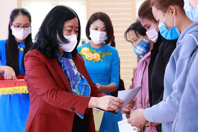 Trưởng ban Dân vận Trung ương tặng quà cho người lao động ở Hà Nam ảnh 1