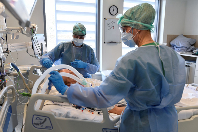 Điều trị kháng thể đơn dòng có thể giúp giảm tỷ lệ tử vong do COVID-19 ảnh 1